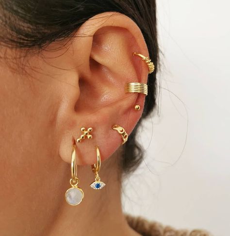 Candyfloss Jewels ® on Instagram: “Mix and match 🔥 . Shop online 👇🏻 . www.candyflossjoyas.com . #jewels #joyitas #joyas #jewelry” Cool Ear Piercings, Pretty Ear Piercings, Cute Ear Piercings, Jewelry Accessories Ideas, Body Jewelry Piercing, Dope Jewelry, Earrings Inspiration, Stacked Jewelry, Jewelry Lookbook