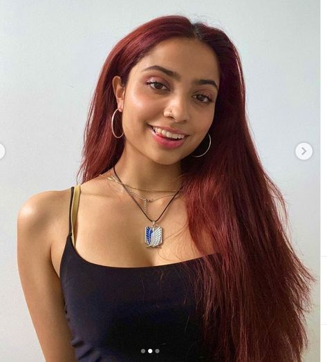 Red Hair Indian, Red Hair On Brown Skin, Hair Inspo Red, Hair Color For Brown Skin, Light Red Hair, Maroon Hair, Cherry Red Hair, Black Red Hair, Natural Curly Hair Cuts