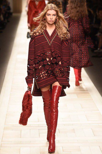 Fendi, Look #11 Victoria’s Secret Fashion Show, Upcoming Fashion Trends, Knitted Fashion, Red Boots, Winter Mode, Womens Fashion For Work, Sweater Design, Knit Fashion, Fall 2017