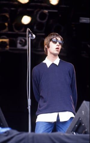 Liam Gallagher Glastonbury 1994, Mens Style 90s, Liam Gallagher 90s Style, 90s British Fashion, Britpop Fashion 90s, 90’s Fashion Men, Liam Gallagher 1994, Britpop Fashion, Oasis Concert