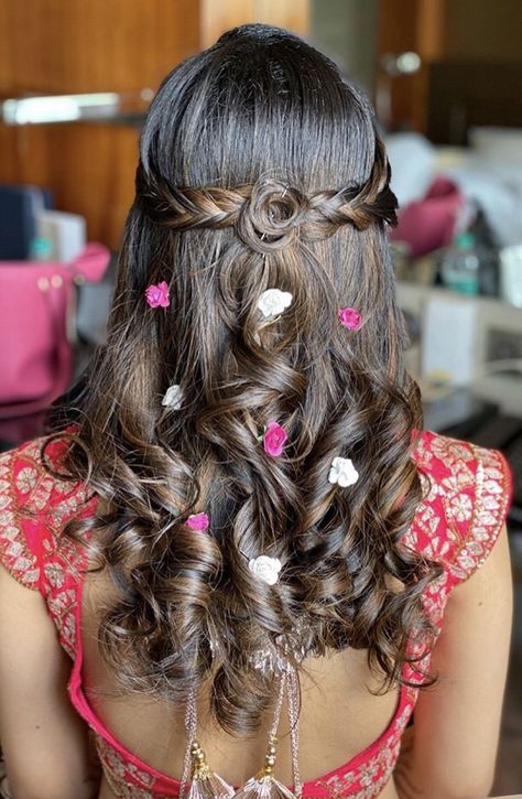 Hairstyles For Western Saree, Shadi Hairstyles, Soft Curl Hairstyles, Western Saree, Engagement Hair, Floral Hair Accessories, Engagement Hairstyles, Indian Wedding Hairstyles, Hair Upstyles