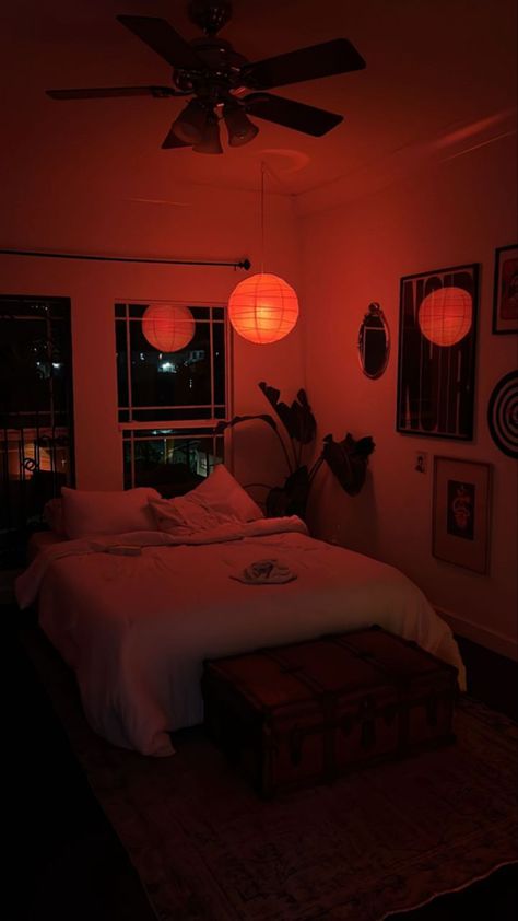 Cute Apartment Rooms Bedrooms, Minimalistic Apartment Design, Relaxing Apartment Decor, Light Fixtures For Bedroom Ceiling, Bedroom Aesthetic Eclectic, Dark Room Vibes, Mid Century Dorm Room, Japanese Aesthetic Decor, Warm Lighting Bedroom Aesthetic