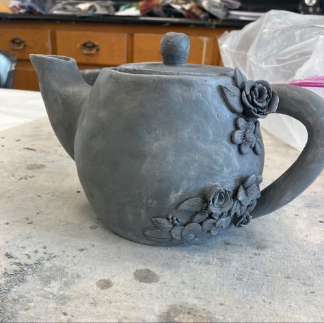 Ceramic Teapot Set Ideas, Pottery Wheel Teapot, Ceramic Teapot Design, Ceramics Teapot Ideas, Tea Pot Clay, Ceramic Teapots Handbuilt, Teapot Clay, Teapot Pottery, Ceramic Teapot Set