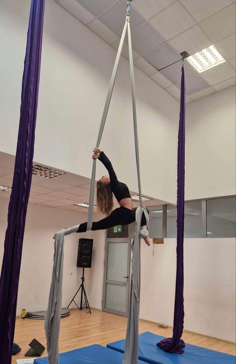 Areal Silk Aesthetic, Aerial Silks Aesthetic, Air Acrobatics, Aerial Aesthetic, Aerial Hoop Beginner, Silk Aerial, Arial Silks, Aerial Gymnastics, Silk Dancing