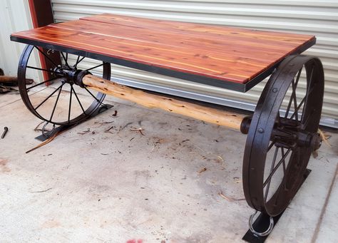 Cedar and Wagon Wheel Table Cedar Table Top, Wagon Wheel Table, Wooden Lanterns Diy, Wagon Wheel Decor, Wheel Table, Antique Wagon, Cedar Table, Repurpose Pallets, Rustic Furniture Design