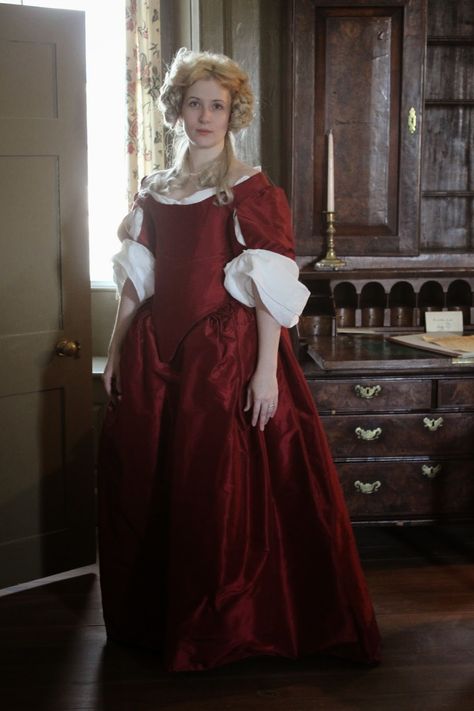 1670's gown - Diary of a Mantua Maker http://mantuadiary.blogspot.com/ 17th Century Dresses, 17th Century Gown, 17th Century Dress, 17th Century Clothing, 1700 Fashion, 17th Century Fashion, Period Dress, History Fashion, Period Outfit