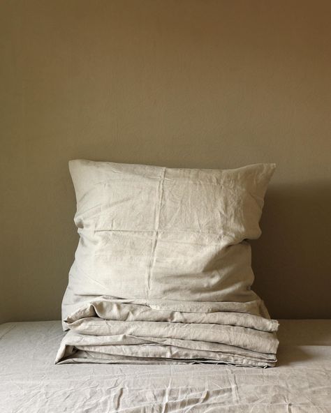 With our organic linen bed linen made from 100% organic linen in a protected flax, you will experience a sleeping feeling of comfort and stability. Feel like you are in the flax fields in the north of France every day. A return to yourself, grounded and warm in contact with nature. Dreaming with your eyes on the sky, free from ballast and everyday stress. UNDYED This linen is neither bleached nor dyed, just washed. It is therefore an absolutely natural product. CLOSURE Classic hotel closure with Classic Hotel, Linen Bed, Circular Design, Bed Linen Sets, Healthy Sleep, Linen Set, Belgian Linen, Organic Linens, Bed Duvet Covers