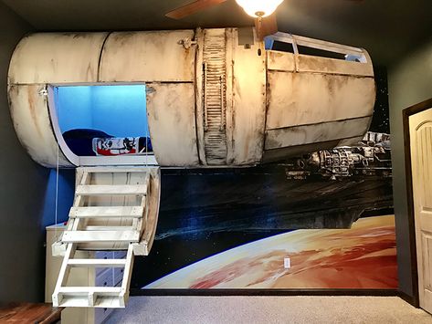 Dad Builds His Son a #StarWars Millennium Falcon Bed That Hangs From the Ceiling Star Wars Zimmer, Star Wars Themed Bedroom, Star Wars Bed, Star Wars Bedroom, Sleeping Pods, Star Wars Room, Millenium Falcon, Star Wars Diy, Millennium Falcon