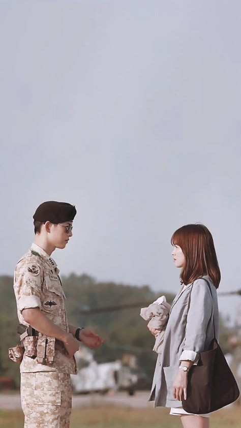 Kang Mo Yeon, Military Couple Pictures, Descendants Of The Sun Wallpaper, Songsong Couple, Descendants Of The Sun, New Korean Drama, Korean Drama Series, Foto Wedding, Korean Drama Romance