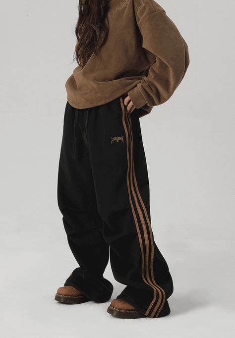 Striped Loose Sports Paratrooper Sweatpants - chiclara Casual Study Outfit Summer, Loose Workout Clothes, Baggy Black Sweatpants Outfit, Wide Sweatpants Outfit, Courtside Outfit Basketball, Modest Sporty Outfits, Brown Sweatpants Outfits, Baggy Sweatpants Outfit, 2012 Outfits