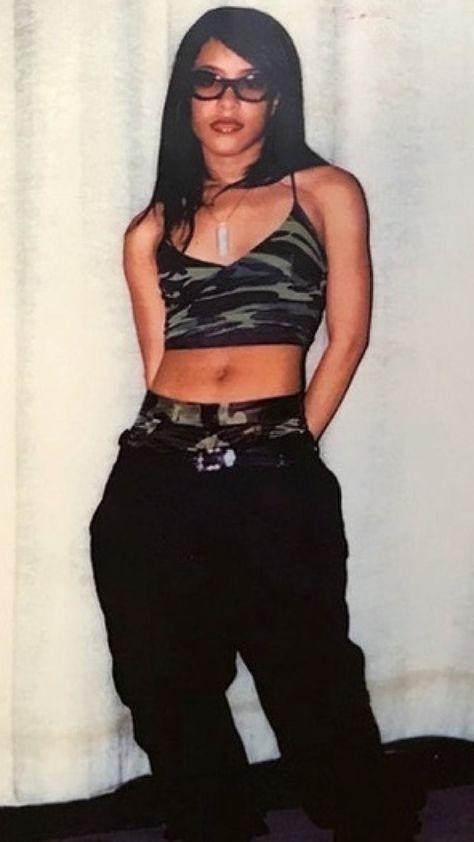 Aaliyah 2000s Aaliyah Fashion, 2000s Fashion Outfits Aaliyah, 2000s Fashion Aaliyah, Streetwear Fashion 90s Women, Rihanna 90s Outfit, Aliyah Outfits 90s Aesthetic, Oversized 2000s Fashion, Aaliyah Black Outfit, Aaliyah 2000s Fashion