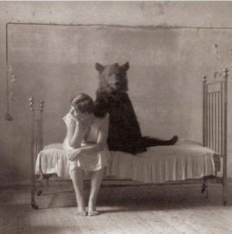 26 Weird Creepy Vintage Photos from the Scary Olden Days 1 Vintage Bizarre, Funny Photos Of People, Vintage Foto's, Weird Vintage, Creepy Vintage, Fotografi Vintage, Retro Photo, Foto Vintage, Old Photographs