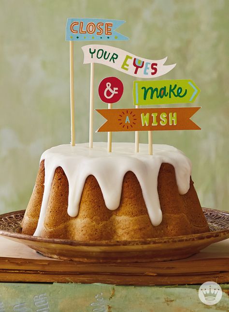 A mountain of wishes come along with this easy to decorate cake with free printables from Hallmark. Diy Cake Topper Birthday, Diy Birthday Cake, Anniversaire Diy, Cake Banner, Birthday Cake Topper Printable, Diy Cake Topper, Salty Cake, Cake Banner Topper, Happy Birthday Cake Topper