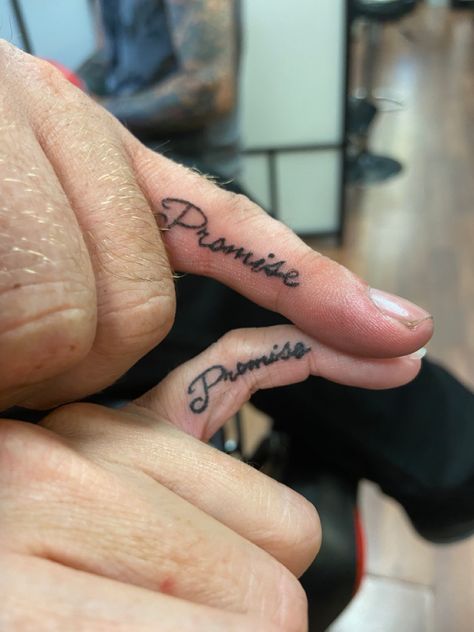 Matching Tattoos For Best Friends Men, Tattoo Designs Matching, Tattoo Simplistic, Finger Tattoos Small, Couples Hand Tattoos, Matching Finger Tattoos, Simplistic Tattoo, Match Tattoo, Girlfriend Tattoos