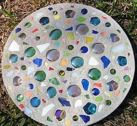 Homemade Stepping Stones, Make Stepping Stones, Diy Mosaic Garden, Memory Garden, Mosaic Stepping Stone, Stone Pavers, Concrete Stepping Stones, Stepping Stones Diy, Mosaic Stepping Stones