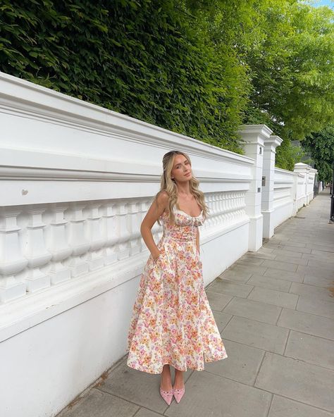 sophia tuxford (@sophiatuxford) | Instagram profile Sophia Tuxford Outfits, Sophia Tuxford, Places To Stay In London, Flower Print Clothes, Diana Style, Hotels In London, Summer Elegance, Female Role Models, Poses Photography