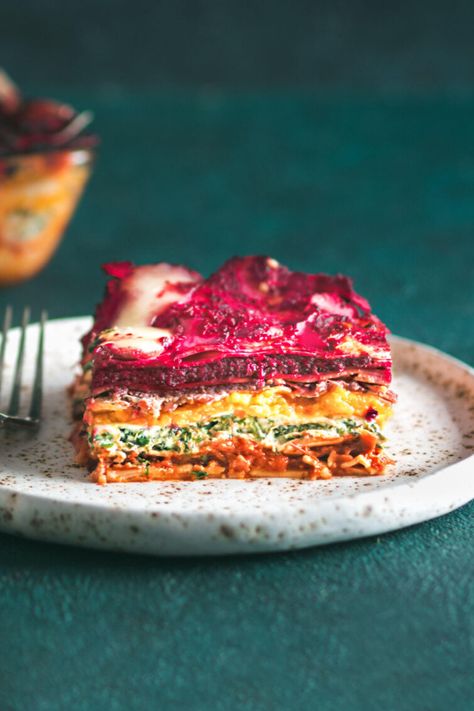 Diese vielfältig geschichtete Regenbogen-Lasagne mit Mozzarella-Kruste bringt Farbe in die etwas trübe Jahreszeit und macht dich und deine Liebsten rundum glücklich! #lasagne #regenbogenlasagne #ofenrezept #veggie #regenbogen Vegetarian Lasagne, Vegan Lasagna, Homemade Tomato Sauce, God Mat, Best Vegan Recipes, Food Writing, Lasagna Recipe, Vegetarian Recipes Dinner, Delicious Vegan Recipes