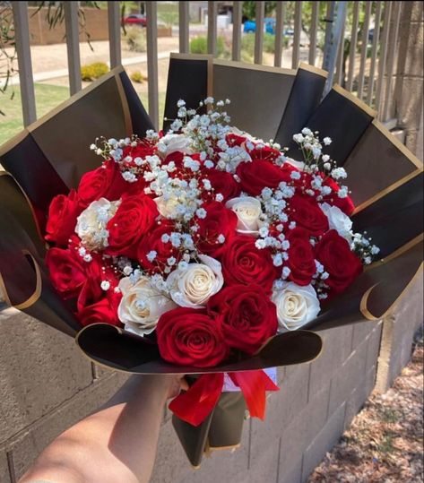 25 Red Roses Bouquet, Red Roses Flower Bouquet, White Red Rose Bouquet, White Flowers Bouquet Gift, Birthday Bouquet Flowers For Her, Red Flower Bouquet Aesthetic, White And Red Flower Bouquet, Valentines Ramo, Red And White Flower Bouquets