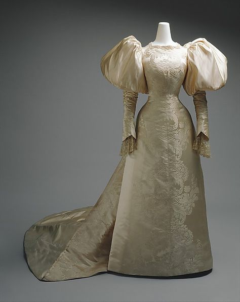 House of Worth Wedding Dress, circa 1896 - those puffed sleeves! Istoria Modei, House Of Worth, 1890s Fashion, 파티 드레스, Victorian Wedding, Antique Wedding, Wedding Gowns Vintage, Antique Dress, Retro Mode