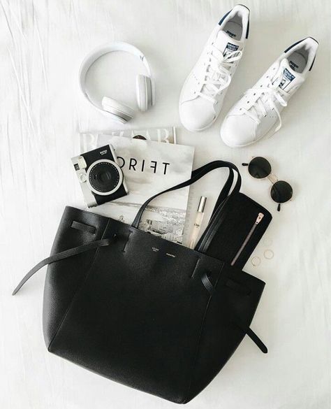 Pinterest: /chestnutrd/ Pink Diary, Flat Lay Inspiration, Moda Do Momento, Inside My Bag, Purse Backpack, Fall Inspiration, What In My Bag, Flatlay Styling, Flat Lay Photography