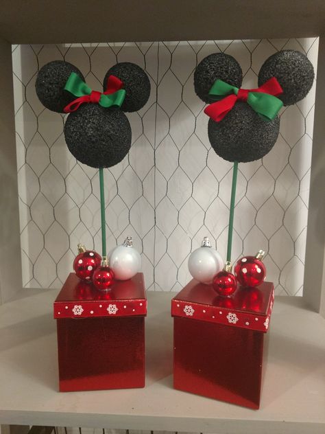 Disney Christmas Centerpieces Diy, Disney Christmas Decorating Ideas, Mickey And Minnie Mouse Christmas Tree, Mickey Mouse Theme Christmas Tree, Mickey Mouse Christmas Party Ideas, Disney Christmas Theme Decorations, Disney Christmas Display, Mickey Mouse Topiary, Disney Christmas Table Decorations