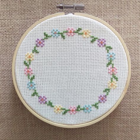 Cross Stitch Circle Pattern, Circle Cross Stitch Pattern, Free Crochet Stitches, Flower Wreath Cross Stitch, Wreath Cross Stitch Pattern, Cross Stitch Boarders, Summer Cloth, Wreath Cross Stitch, Wreath Cross