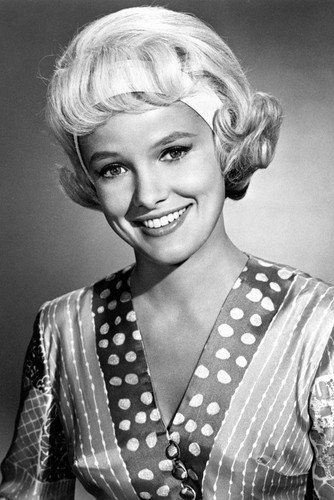 Beverley Owen (1937-2019) Herman Monster, Marilyn Munster, Vintage Halloween Posters, Eddie Munster, Herman Munster, Black Sheep Of The Family, The Munster, Lily Munster, Yvonne De Carlo