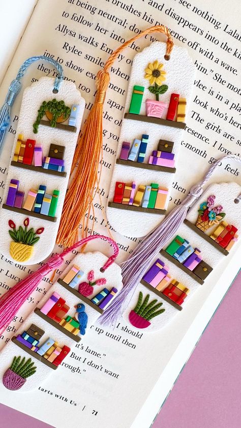 Perfect for gifting or keeping for yourself, these mini-bookshelf bookmarks are a one-of-a-kind piece of art! 🎨 Each has been carefully… | Instagram Clay Book Marks, Paper Craft Gifts, Mini Gift Ideas, Polymer Clay Bookmark, Clay Bookmark, Cercei Din Lut Polimeric, Mini Bookshelf, Craft Market Display, Handmade Bookmarks Diy