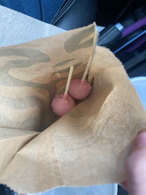 Starbucks Baked Goods, Cake Pop Aesthetic, Starbucks Snacks, Cake Pop Starbucks, Starbucks Treats, Birthday Cake Pop, Starbucks Cookies, Starbucks Cake Pops, Best Starbucks Drinks