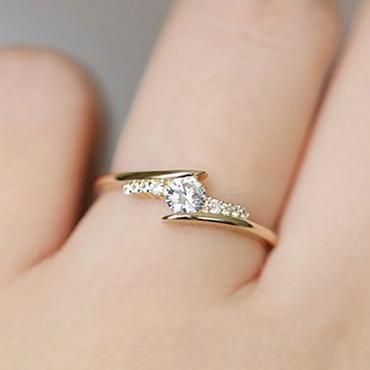 Simple Ring Design, Simple Diamond Ring, Gold Finger Rings, Classic Rings, Cute Engagement Rings, Gold Rings Simple, Diamond Rings Design, Gold Rings Fashion, Simple Diamonds