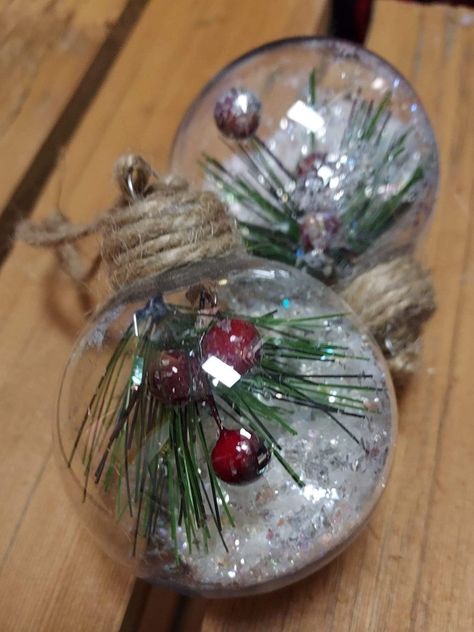 Glass Ball Ornament Ideas Easy Diy, Glass Ornament Filler Ideas, Empty Ornament Ideas, Glass Bulb Ornament Ideas, Clear Bulb Ornament Ideas Easy Diy, Clear Round Ornaments Diy, Fillable Christmas Ornament Ideas, Clear Ball Ornament Ideas, Clear Christmas Ball Ornament Ideas Diy