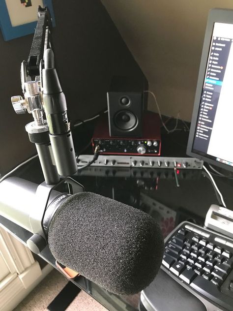 Podcast Essentials, Podcasting Setup, Music Studio Aesthetic, Recording Room, Podcast Design, Podcast Setup, Radio Studio, Personal Office, Home Office Set Up