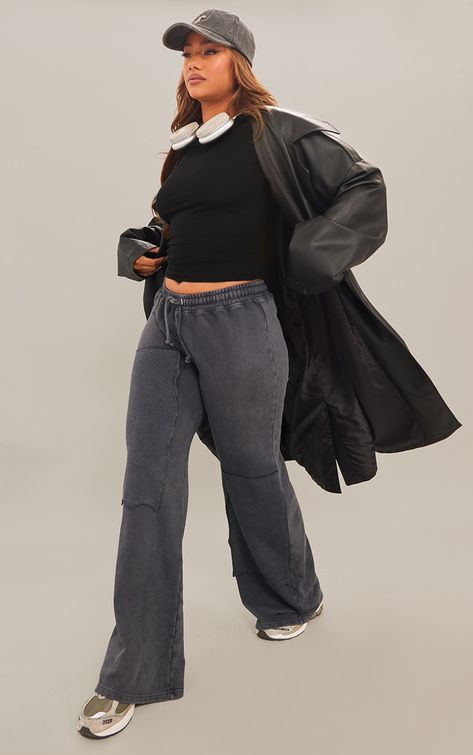 Keep your look comfy but chic this season with these charcoal loopback rib patch wide leg joggers, they're a definite yes from us for those off-duty days and beyond. With a charcoal hue material, a ribbed patch design and a wide leg fit, these joggers just went straight to the top of your hit list. Pair with a basic top, chunky trainers and a trench coat for a luxe, blogger-worthy vibe.  ... Wide Leg Track Pants, Wide Leg Joggers, Sweatpants Outfit, Chunky Trainers, Wide Leg Sweatpants, Grey Sweatpants, Patch Design, Chunky Sneakers, Jogger Sweatpants