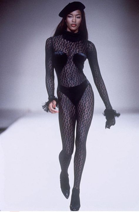 Look Back at Naomi Campbell's Best '90s Moments - Supermodel Young Images Fashion Runway Black Supermodels, Famous Supermodels, Haute Couture Style, Style Année 90, Azzedine Alaïa, 90s Runway Fashion, 90s Supermodels, Azzedine Alaia, 90s Models