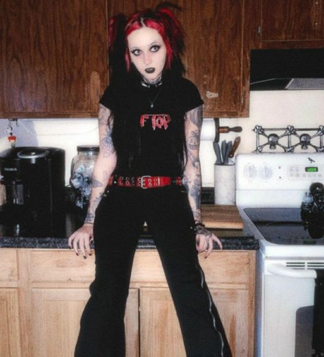 Sick New World Outfit, Mall Goth Hairstyles, Numetal Aesthetic, Mall Outfit Ideas, 2000s Punk Fashion, Alternative Fits, Mallgoth Aesthetic, Mall Goth Fashion, 2000s Punk Aesthetic