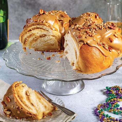 The sweet, nutty flavor of pralines shines in this king cake. Save Recipe Print Pralines and Cream King Cake   Makes 10 to 12 Servings Ingredients 2 (16-ounce) bags deli pizza dough Praline Cream Cheese Filling (recipe follows) 1 cup finely chopped pecans 1 large egg 1 tablespoon water Praline Caramel Icing (recipe follows) Garnish: … Cream Cheese King Cake Recipe, Pralines And Cream, King Cake Recipe, Refrigerated Pizza Dough, Cream Cake Recipe, Pecan Praline, Caramel Icing, Sweet Dough, King Cake