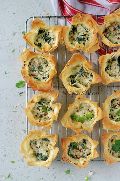 Looking out for easy appetizer recipes - My go to simple, easy to make homemade Spanakopita recipe is all you need. This greek traditional and authentic eggless fresh spinach and feta filo cups with cream cheese are all you need. Shape it into phyllo rolls, classic triangles parcels, mini swirl, pinwheels or spiral bites or make it into a pie using puff pastry; either way you are absolutely going to love it. Now you know what to serve as your Thanksgiving side dishes. #thanksgiving #appetizers Spinach And Feta Filo Parcels, Spinach And Feta Pastry Filo, Spinach And Feta Phyllo Rolls, Spinach Philo Pastry Recipes, Filo Dough Quiche Recipes, Mini Spanakopita Bites, Phyllo Pastry Cups Recipes, Spinach And Feta Filo Pie, Phyllo Spinach Appetizers