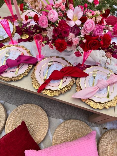 Different Shades Of Pink Decorations, Pink Dinner Table Decor Elegant, Womens Brunch Table Decor, La Vie En Rose Party Theme, Hot Pink Picnic Party, Crazy In Love Party Theme, Plastic Table Decor, Valentines Brunch Table Decor, Shades Of Pink Table Setting