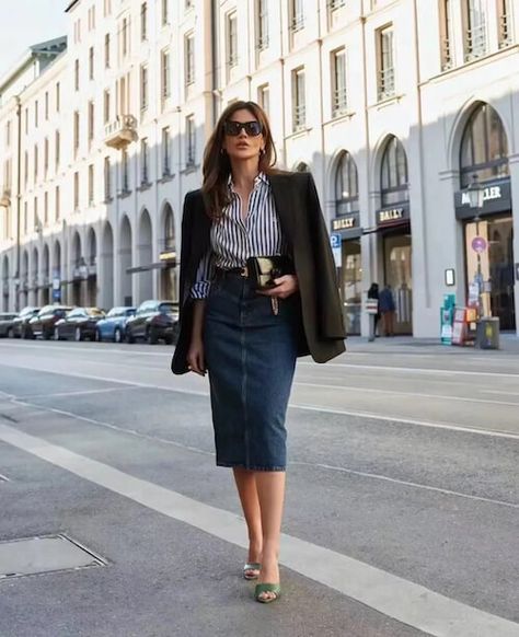 Denim Pencil Skirt Outfit, Office Skirt Outfit, Denim Skirt Outfit Ideas, Denim Midi Skirt Outfit, Midi Jean Skirt, Denim Skirt Outfit, Denim Skirt Trend, Spring Skirt Outfits, Skirt Outfit Ideas