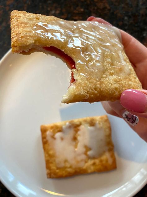 These air fried Pilsbury toaster strudels are so delicious. Golden brown and flaky on the outside and soft and gooey inside! Toaster Strudel Aesthetic, Toaster Strudel Recipe, Easy Breakfast Treats, Eat You Out, Toaster Strudel, Strudel Recipes, Frozen Breakfast, Homemade Breakfast, Flaky Pastry