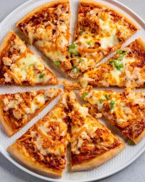 Buffalo Chicken Pizza Spicy Buffalo Sauce, Buffalo Chicken Pizza Recipe, Buffalo Pizza, Alfredo Pizza, Delicious Pizza Recipes, Spicy Buffalo Chicken, Buffalo Chicken Meatballs, Hosting A Party, Buffalo Chicken Pizza