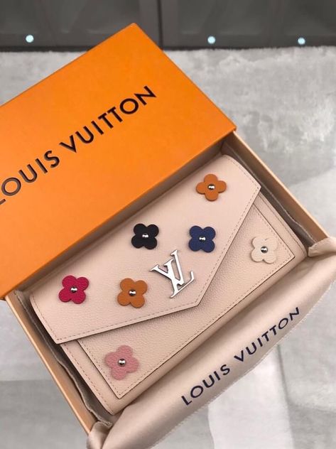 Tas Louis Vuitton, Louis Vuitton Nails, Sac Louis Vuitton, Louis Vuitton Backpack, Luxury Bags Collection, Ladies Bag, Girly Bags, Fancy Bags, Luxury Purses