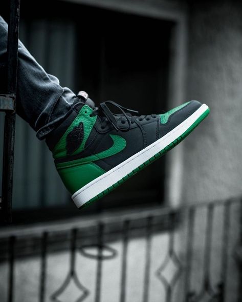 Jordans Basketball Shoes, Air Jordan 1 Green, Jordan 1 Outfit Women Street Style, Air Jordan 1 High Black, Air Jordan 1 Pine Green, Jordans Basketball, Jordan 1 Pine Green, Jordan 1 Green, Air Jordan Basketball Shoes