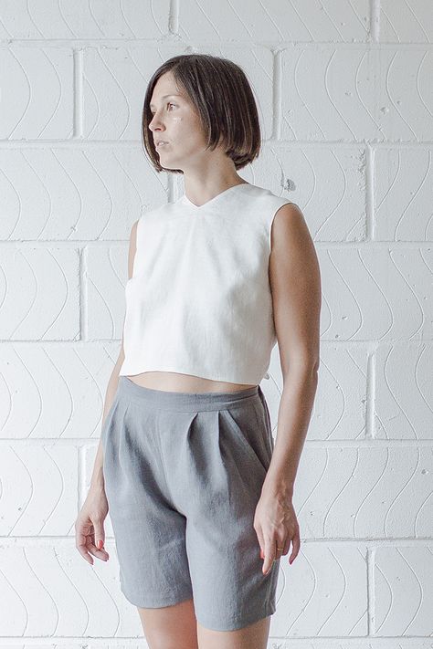 Jules Pleated Shorts Tutorial | Fabrics-Store.com - The Thread Sewing Trousers, Wrap Top Sewing Pattern, Linen Pants Pattern, Skirts Patterns, Shorts Pattern Free, Crop Top Sewing Pattern, Dress Sewing Patterns Free, Sewing Shorts, Plus Size Sewing Patterns