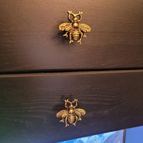 Bee Room Decor, Bee Bedroom, Decorating Above Kitchen Cabinets Ideas, Bee Things, Bee Kitchen, Utility Kitchen, Bee Room, Bee Nursery, Decorating Above Kitchen Cabinets