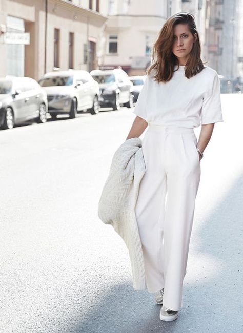 Minimal Stil, Throbbing Headache, Minimalist Moda, Moda Do Momento, Fashion Gone Rouge, Woman In White, Style Casual Chic, 2024 Color, All White Outfit