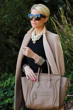 Add pearls and bangl Mode Over 50, How To Wear Pearls, Mode Ab 50, Don Pedro, Wear Pearls, Coco Mademoiselle, Wearing Sunglasses, Mode Chic, Looks Chic