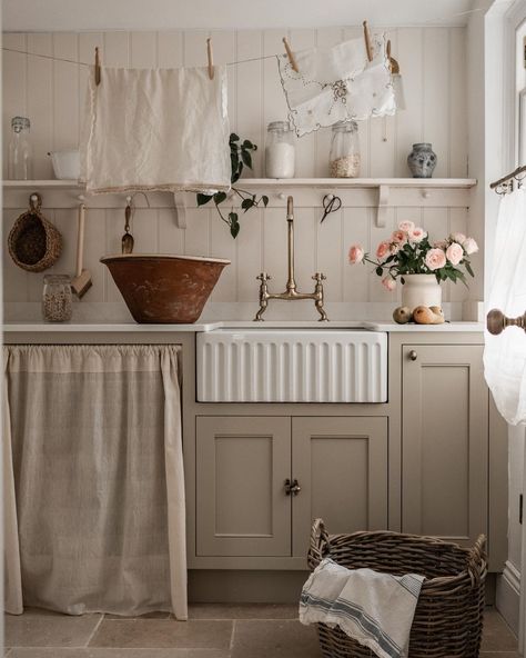 Vintage Home Remodel Ideas, Magnolia Laundry Room, French Door Laundry Room, Country Style Laundry Room, Vintage Style Laundry Room, Modern Vintage Laundry Room, Vintage Farmhouse Laundry Room, Nicola Huthwaite, European Laundry Room