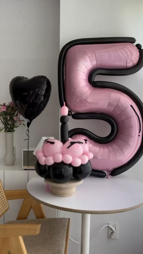 Annie Harutoonian | Cartoon balloons are trending strong and this pink creation is no exception 🩷 by @bonbontopper #theventcollectivex | Instagram Cute Event Ideas, New Balloon Trends, Balloon Bouquet Ideas, Cartoon Balloons, Balloons Art, Tree Decoration Ideas, Balloon Bouquet Diy, Balloons For Birthday, Instagram Cartoon