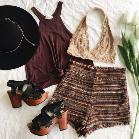 Boho • bohemian • vibes • outfit inspiration • high waist shorts • spring and summer trends • felt hat • festival wear • flatlay • flat lay Boho Outfits Shorts, Boho Outfits With Shorts, Hippie Shorts Outfit, Edgy Boho Outfits Summer, Boho Shorts Outfit, Looks Hippie, Hippie Style Clothing, Summer Shorts Outfits, Estilo Hippie